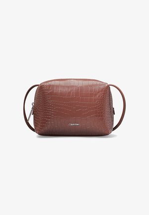 Sac à main en cuir marron embossé crocodile avec une forme rectangulaire, une texture lisse et une seule bandoulière. Présente un détail de logo métallique.