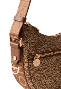 Borsa a spalla in tessuto marrone a motivo con zip dorata, dettagli in pelle e tracolla intrecciata con branding in rilievo.