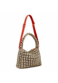 Sac à main en tissu beige avec un design matelassé, bandoulière orange ajustable, grande ouverture, texture douce et détails cousus à la surface.