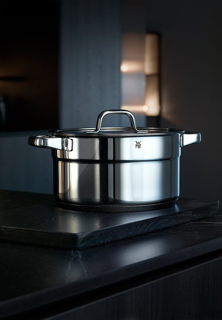 Casserole en acier inoxydable avec une finition réfléchissante, de forme arrondie, deux poignées et un couvercle assorti, reposant sur une surface texturée sombre.