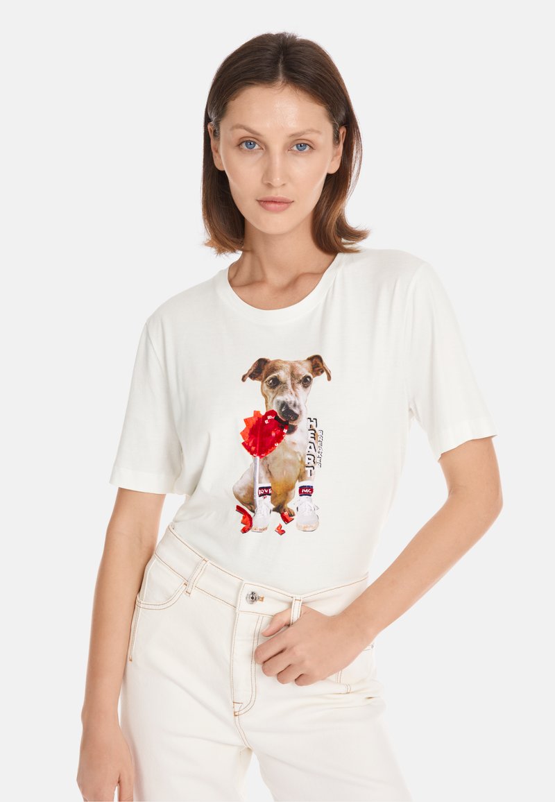 Witte katoenen T-shirt met een grafiek van een hond met rode accenten en tekst. Korte mouwen, losvallende pasvorm en een ronde halslijn.