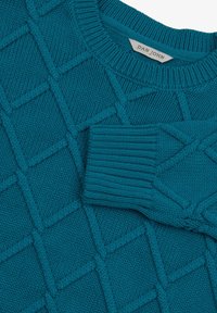 Maglione teal lavorato a maglia con un motivo a diamante testurizzato, colletto a coste e polsini. Realizzato in un tessuto morbido per comfort e calore.