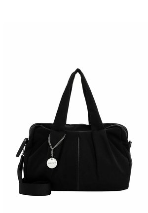 Schwarze Stoffhandtasche mit zwei oberen Griffen, einem abnehmbaren Schultergurt, gefältetem Design und einem befestigten silbernen Charm. Glatte Textur und Reißverschlussverschluss.