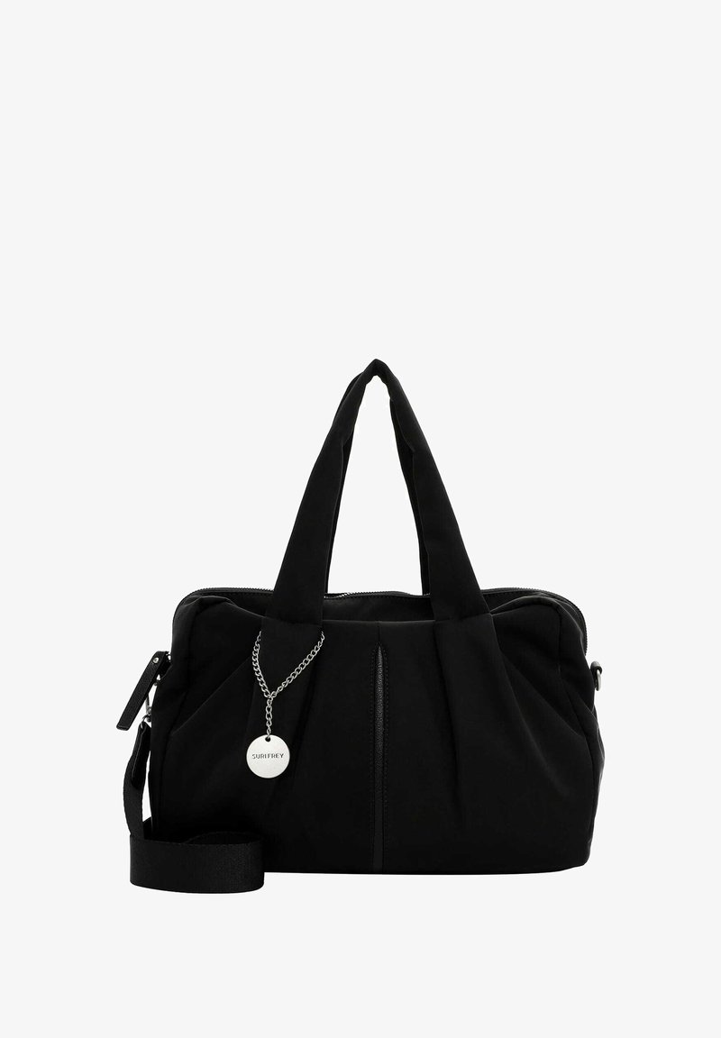 Borsa a tracolla in tessuto nero con due manici superiori, una tracolla rimovibile, design plissettato e un charm argentato attaccato. Texture liscia e chiusura con zip.