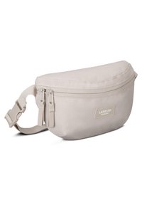 Béžová textilná taška na pás so zakriveným dizajnom, horným zipsom, nastaviteľným pásom a štítkom s nápisom "LARKSON HAMBURG". Hladká textúra.