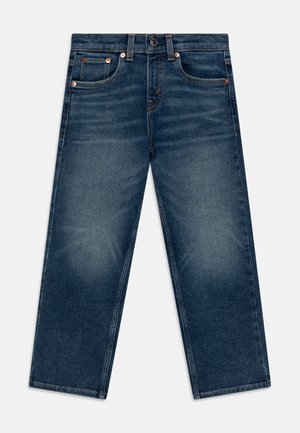 Donkerblauwe denim jeans met een rechtmodel ontwerp. Kenmerken zijn metalen klinknagels, vijf zakken en een subtiele vervaging in het materiaal.