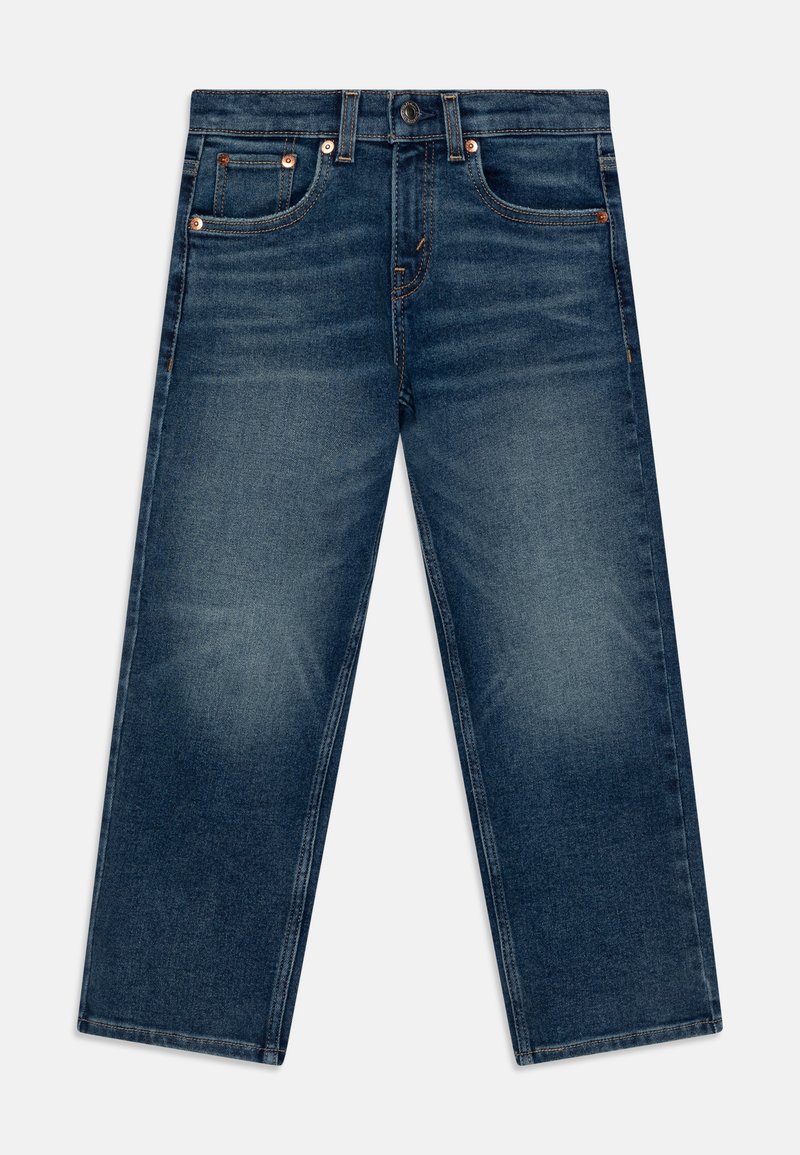 Jeans de mezclilla azul oscuro con un diseño de pierna recta. Las características incluyen remaches de metal, cinco bolsillos y un sutil desvanecimiento en el material.