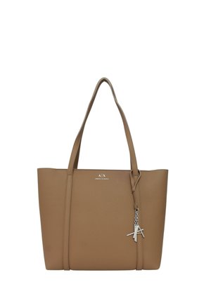 Borsa tote Armani Exchange in pelle marrone con doppi manici a spalla e ciondolo logo in metallo argentato sulla tracolla.