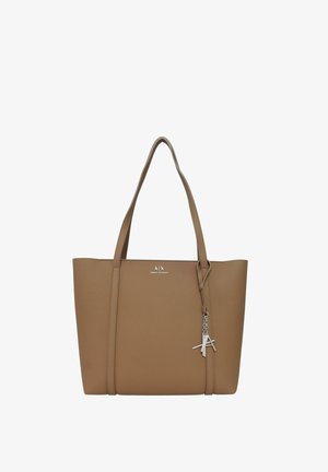 Borsa tote Armani Exchange in pelle marrone con doppi manici a spalla e ciondolo logo in metallo argentato sulla tracolla.