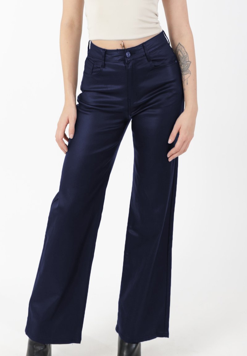 Pantaloni a gamba larga blu navy realizzati in un tessuto lucido e liscio. Presentano una chiusura frontale con bottoni e tasche laterali.