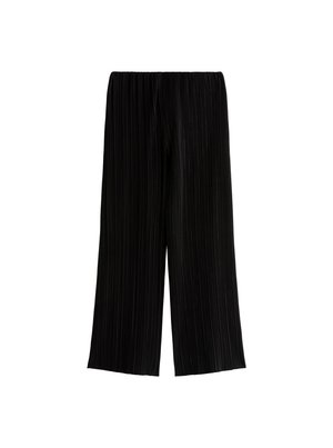 Zwarte wijde broek met een verticale geplooide textuur, voorzien van een elastische tailleband en een losse, vloeiende pasvorm.