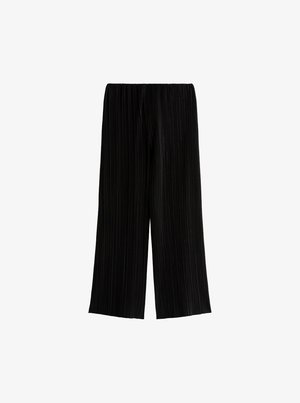Zwarte wijde broek met een verticale geplooide textuur, voorzien van een elastische tailleband en een losse, vloeiende pasvorm.