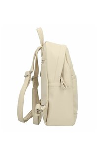 Zaino in pelle beige chiaro con superficie testurizzata, spallacci regolabili e tasche laterali. Presenta una maniglia superiore per il trasporto. Design compatto.
