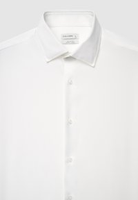 Weißes Hemd zum Knöpfen mit schlanker Passform, bügelleichtem Stoff, spitzem Kragen und fünf Knöpfen an der Vorderseite zum Schließen.