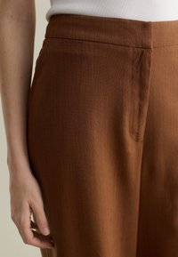 PIOMBO WIDE LEG - Pantaloni - tobacco brown