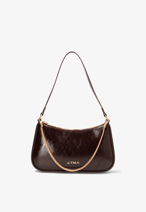 Bolso de hombro de cuero brillante de color marrón oscuro con detalle de cadena dorada y cremallera dorada, con el logotipo "ETIKA" en la parte frontal.