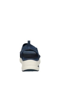 Infradito blu navy con tomaia in tessuto testurizzato, apertura sul retro e suola imbottita. Caratterizzato da un comodo pull tab per facilitarne l'indosso.
