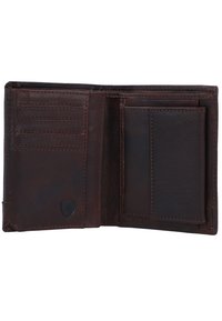 Bruine leren portemonnee met zes kaartslots, één ID-pocket en een klein logo. De binnenkant heeft een gladde textuur met zichtbare stiksels.