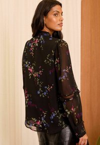 Love & Roses PETITE FIT - PRINTED RUFFLE BUTTON THROUGH LONG SLEEVE - Bluza - black floral