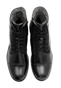 Czarne skórzane botki za kostkę z aksamitnymi akcentami, sznurówki z przodu i zamek błyskawiczny. Wnętrze wyłożone szarym sztucznym futrem dla ciepła.