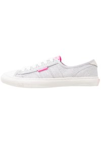 Sneaker in tela argentata glitter con suola in gomma bianca, lacci e dettagli rosa sulla linguetta e sul lato. Design low-top.