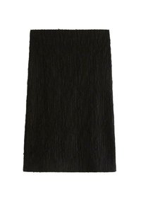 Musta tekstiili, jossa on rakenteellinen, uritettu pinta. Suorakulmainen muoto. Kangas näyttää pehmeältä, ja siinä on vaihtelevan syvyisiä kuvioita kauttaaltaan.