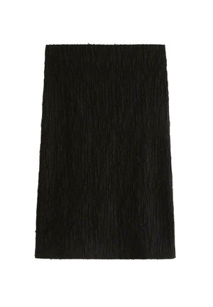 Sort tekstil med en struktureret, rillede overflade. Rektangulær form. Stoffet virker blødt og har varierende dybde mønstre over hele fladen.