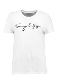 Weißes Baumwoll-T-Shirt mit kurzen Ärmeln, rundem Ausschnitt und der Aufschrift "Tommy Hilfiger" in schwarzer Schreibschrift über der Brust.