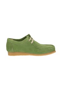 Chaussure décontractée pour homme en suède vert avec des lacets beiges et une semelle crêpe marron clair, vue de profil sur fond blanc.