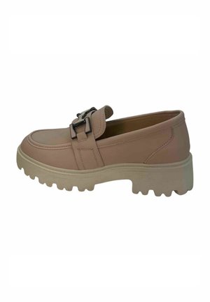 Scarpa slip-on sintetica di color rosa chiaro con una suola spessa e robusta di colore crema. Presenta una fibbia decorativa nera e dettagli di cucitura minimalisti.