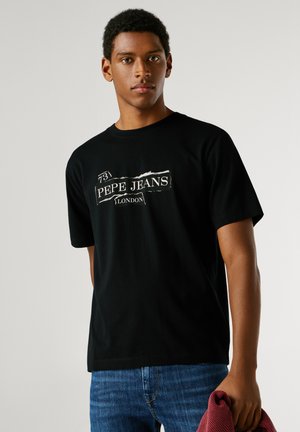 Camiseta de algodón negra con un gráfico blanco que lleva el texto "Pepe Jeans London". Cuello redondo, mangas cortas y corte relajado.