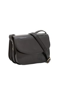 Borsa a tracolla in pelle nera con chiusura a pattina, tracolla regolabile, superficie liscia e dettagli in metallo color oro. Forma rettangolare compatta.