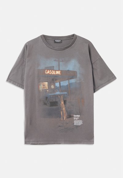 Camiseta de algodón gris con un estampado gráfico de una escena de gasolinera con un perro y un coche vintage. Cuello redondo y corte holgado.