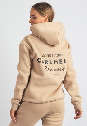 Beige hættetrøje lavet af bomuldsblanding, med snøre i hætten, kængurulomme og trykt tekst: "Copenhagen Carlhei Denmark, Established 2017."
