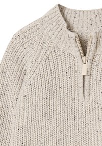 Beige gestrickter Pullover mit geripptem Kragen und halbem Reißverschluss an der Vorderseite, ausgestattet mit einem groben strukturierten Strickmuster mit kleinen dunklen Flecken.