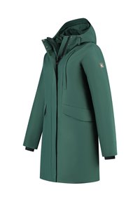 Groene waterdichte lange jas met capuchon, rits en drukknoopjes, klepzakken en verlengde binnenmanchetten op een witte achtergrond.