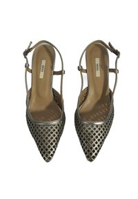 Chaussures à talons hauts gris métallisé avec un bout pointu, présentant un design ajouré en treillis, une bride de cheville et une doublure intérieure lisse.