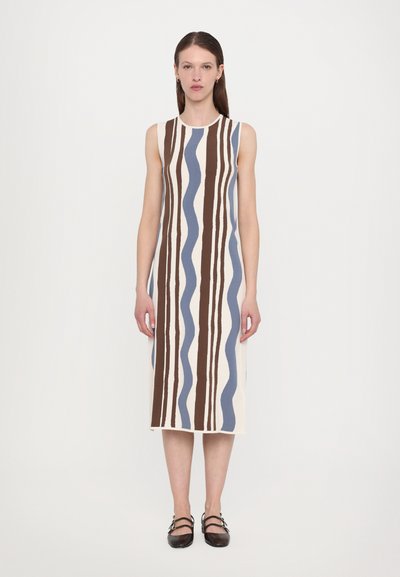 Knieumfließendes ärmelloses Kleid mit wellenförmigen braunen, blauen und weißen senkrechten Streifen. Aus weichem Stoff mit einer taillierten Silhouette gefertigt.