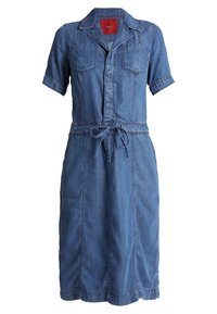 Abito camicia in denim di blu medio, maniche corte, chiusura con bottoni davanti, due tasche sul petto, vita con cordoncino, lunghezza al ginocchio, tessuto testurizzato.