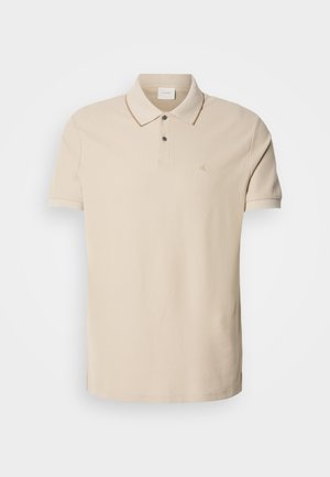 Polo shirt beige en coton, avec une patte de boutonnage à deux boutons, des manches courtes et un petit logo sur la poitrine. Détail de couture contrastée.