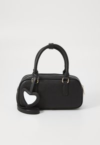 Sac à main synthétique noir de forme rectangulaire, avec des poignées doubles, des détails en or et un charme en forme de cœur accroché.