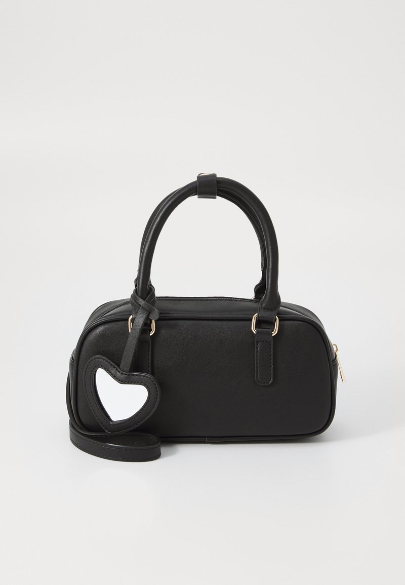 Sac à main synthétique noir de forme rectangulaire, avec des poignées doubles, des détails en or et un charme en forme de cœur accroché.