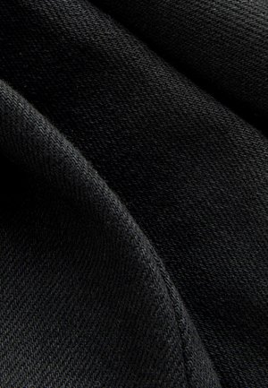 Czarny materiał o gładkiej fakturze, przedstawiający zbliżenie na przeplatane włókna, ukazujący matowe wykończenie i delikatny połysk.