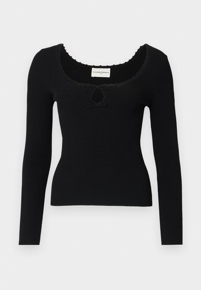 Pulover negru cu mânecă lungă, din material texturat, cu decolteu tip scoică și detaliu central sub formă de fante. Material texturat cu margini zimțate pe decolteu.