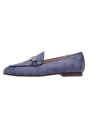 Mocassino blu testurizzato con tacco basso e fibbia decorativa argento sulla parte superiore, vista laterale su sfondo bianco.