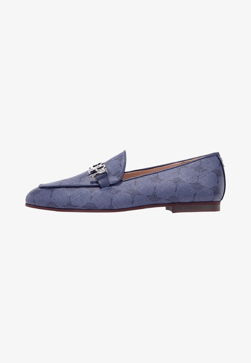 Mocassin bleu texturé avec talon bas et boucle décorative argentée sur le dessus, vue de profil sur fond blanc.