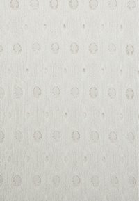 Tessuto bianco con un motivo testurizzato di ritagli circolari, su uno sfondo delicatamente tessuto. Materiale morbido e leggero.