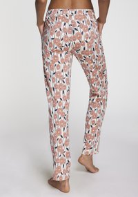 Blommiga pyjamasbyxor med vit bakgrund, prydda med ett mönster av överdimensionerade rosa blommor och mörkblå stjälkar. Elastisk midja, sidofickor.