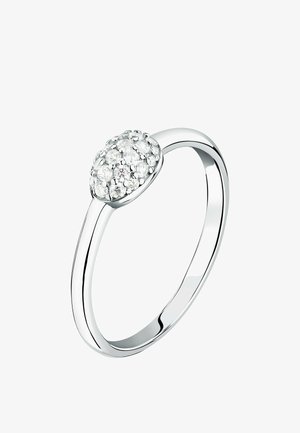 Silberner Ring mit einem ovalen Cluster funkelnder klarer Steine, der eine strukturierte Oberfläche auf einem glatten Ringband schafft.