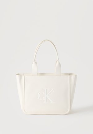 Sac cabas en cuir blanc avec doubles poignées et logo « cK » embossé au centre devant.